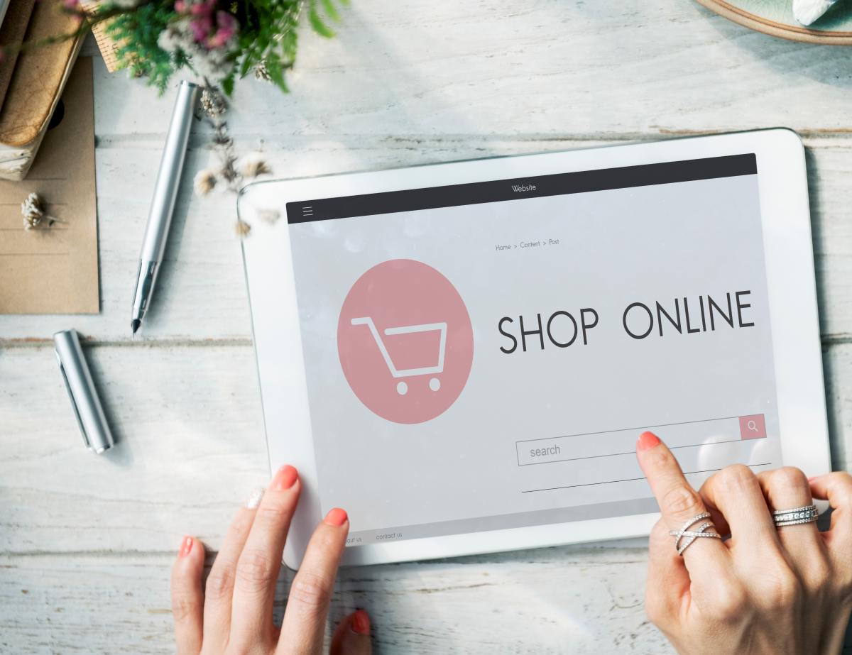 Side-by-side comparison of WooCommerce and Shopify features, pricing, SEO tools, and customization options.